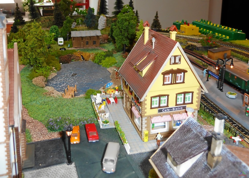 198 Cafe Ennderle.JPG - Café & Bistro und Hofladen Ennderle bieten Hausgemachtes vom Gut Ennderle. Bei gutem Wetter lockt die Sonnenterasse